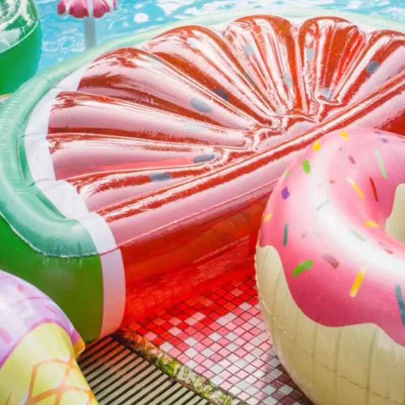 Come pulire i galleggianti della piscina senza colpire buchi?