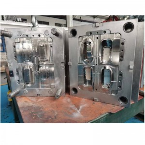 Tre insiemi di stampi ad iniezione