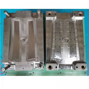 Tre insiemi di stampi ad iniezione