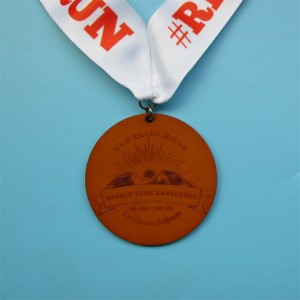 Intaglio in legno grezzo connastro di seta belle medaglie