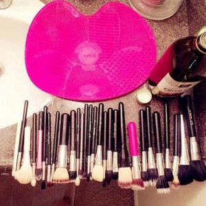 Strumento di pulizia portatile per la pulizia della spazzola con pennello estetico in silicone con aspirazione cuscinetto di pulizia del pennello estetico.