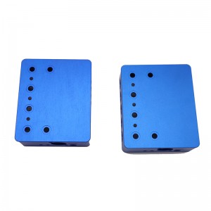 MACCHINAZIONE DI CNC ALOUMENTO DELL\'ALUMINIO