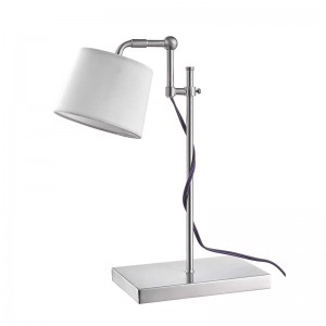 Lampada di attività regolabile alla stazione di lavoronelle camere