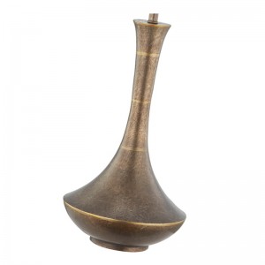 Lampada da tavolo di ferro antico decorativonello spazio pubblico