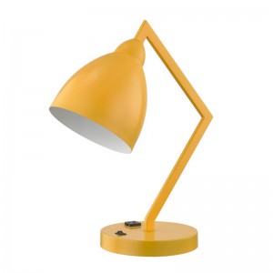 Lampada da scrivania con braccio in metallo fisso e testa con un\'uscita di alimentazione integrata e un interruttore a bilanciere/off alla base per la camera