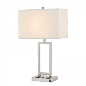 Lampada da scrivania Gatsby con finituranichel spazzolata, due prese, un interruttore roccioso su/off e una porta USB