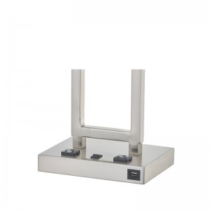 Lampada da scrivania Gatsby con finituranichel spazzolata, due prese, un interruttore roccioso su/off e una porta USB