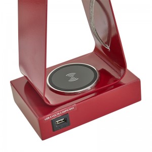 Piccolo lampada da scrivania con finitura rossa, una porta di ricarica USB, una stazione di ricarica wireless e un interruttore a rocker su/off presso la camera