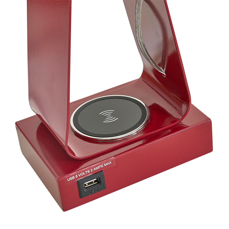 Piccolo lampada da scrivania con finitura rossa, una porta di ricarica USB, una stazione di ricarica wireless e un interruttore a rocker su/off presso la camera