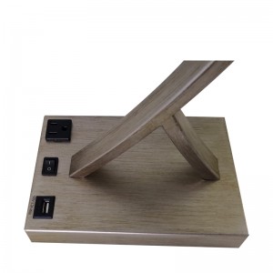 Lampada da scrivania con finitura d\'argento antichi con un interruttore a bilanciere su/off, una comoda uscita e una porta di ricarica USB in camera