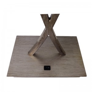 Due lampada da scrivania con finitura argento leggera con un interruttore a bilanciere su/off presso la camera