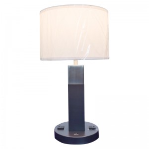 Lampada da tavolo innichelnera e spazzolata con un interruttore a bilanciere su/off e due comodi prese in camera