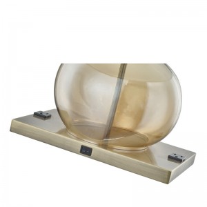 Lampada da tavolo in vetro ambra di Embassy Suites con un interruttore a bilanciere su/off, due comodi punti venditanella camera d\'albergo