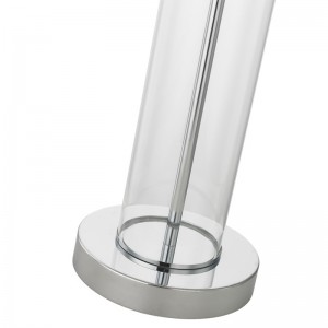 Lampada da tavolo in vetro trasparente con finitura cromata lucidanella camera d\'albergo