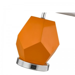 Lampada da tavolo Hampton Inn Hotel con corpo in resina e un interruttore a rocker su/off presso la camera d\'albergo