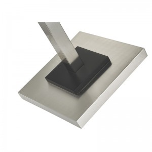 Lampada da pavimento in metallo hotel con finituranichel spazzolata e accentonero in camera