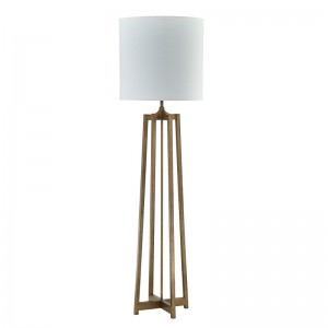 Divano Hyatt Hotel accanto alla lampada da pavimento con finitura in oro antico in camera