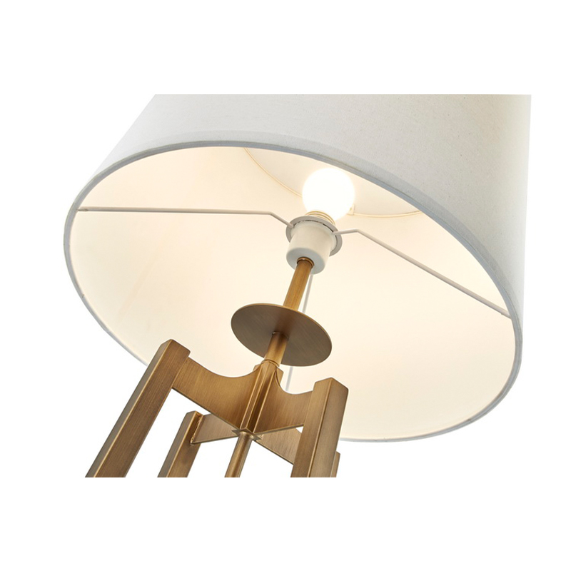 Divano Hyatt Hotel accanto alla lampada da pavimento con finitura in oro antico in camera