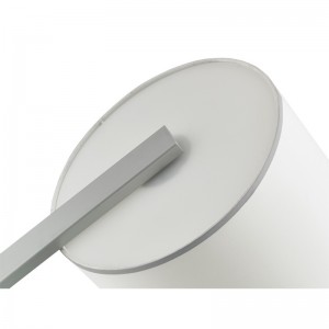 Divano Hiltom Hotel accanto alla lampada da pavimento con finitura in argento in camera