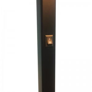 Divano hotel Waterwalk accanto alla lampada da pavimento con finituranera opaca in camera