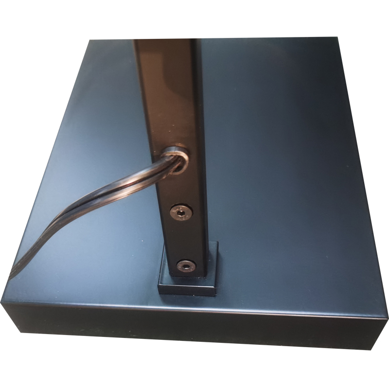 Waterwalk Hotel Floor Lamp con finituranera opaca al divano accanto alla camera