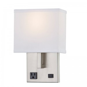 Ospitalità Hotel Hand Wall Sconce con finituranichel spazzolata e mezza tonalità in tessuto rettangolare in camera tipica dell\'hotel