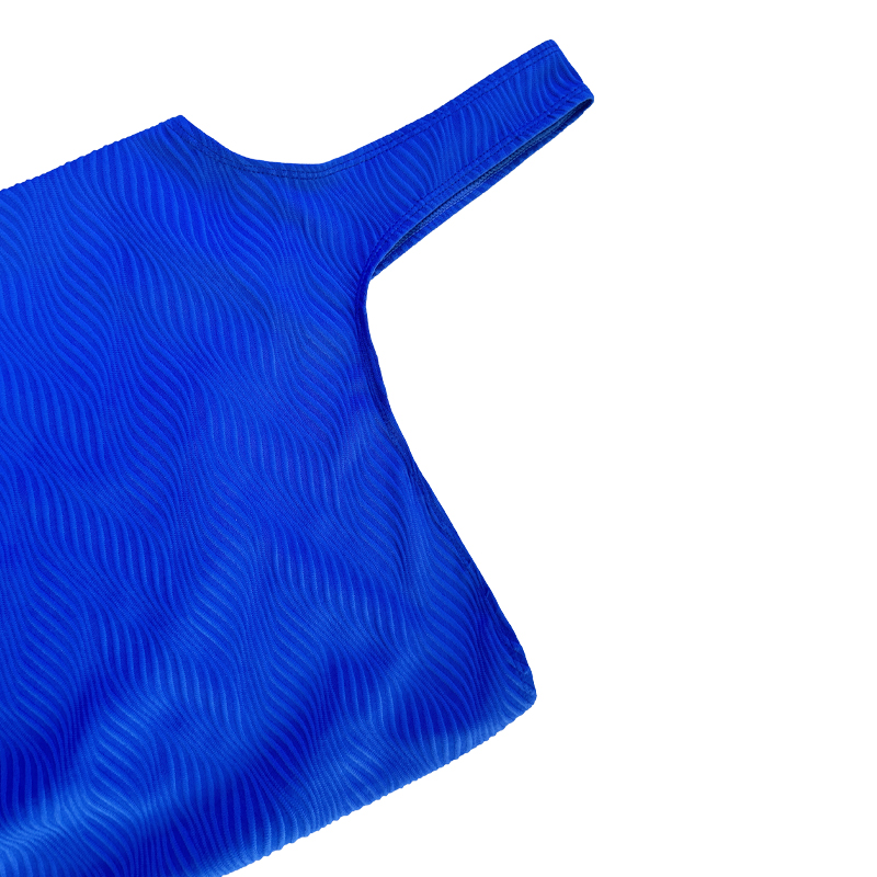 Modello blu a una spalla in tessuto speciale in un pezzo dinuoto monopezzo