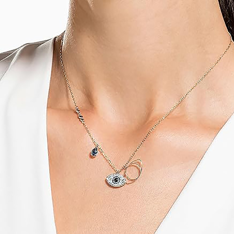 Collana con ciondolo radioso Guardiano Malocchio con accenti di zirconi blu Un simbolo di eleganza, protezione e stile senza tempo