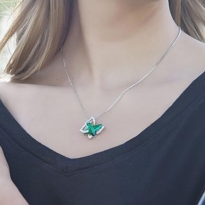 Collana in cristallo con pietra portafortuna a forma di farfalla con pendente a forma di stella di splendore smeraldo - Tono argento con 18\"+Catena da 2 pollici - Collana Festa della mamma Anniversario Compleanno Natale - Regali per don...
