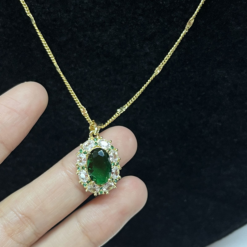 Regal Emerald Elegance Gold-Collana di pietra gemella verde placcata con accenti scintillanti