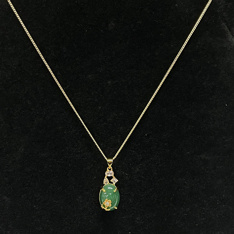 Collana a sospensione ovale in giada verde opulenta con accenti di zircone bianco, oro-Ambientazione placcata, donne eleganti\gioielli