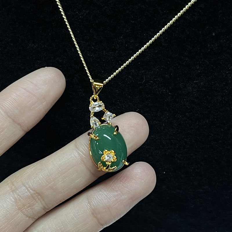 Collana a sospensione ovale in giada verde opulenta con accenti di zircone bianco, oro-Ambientazione placcata, donne eleganti\gioielli