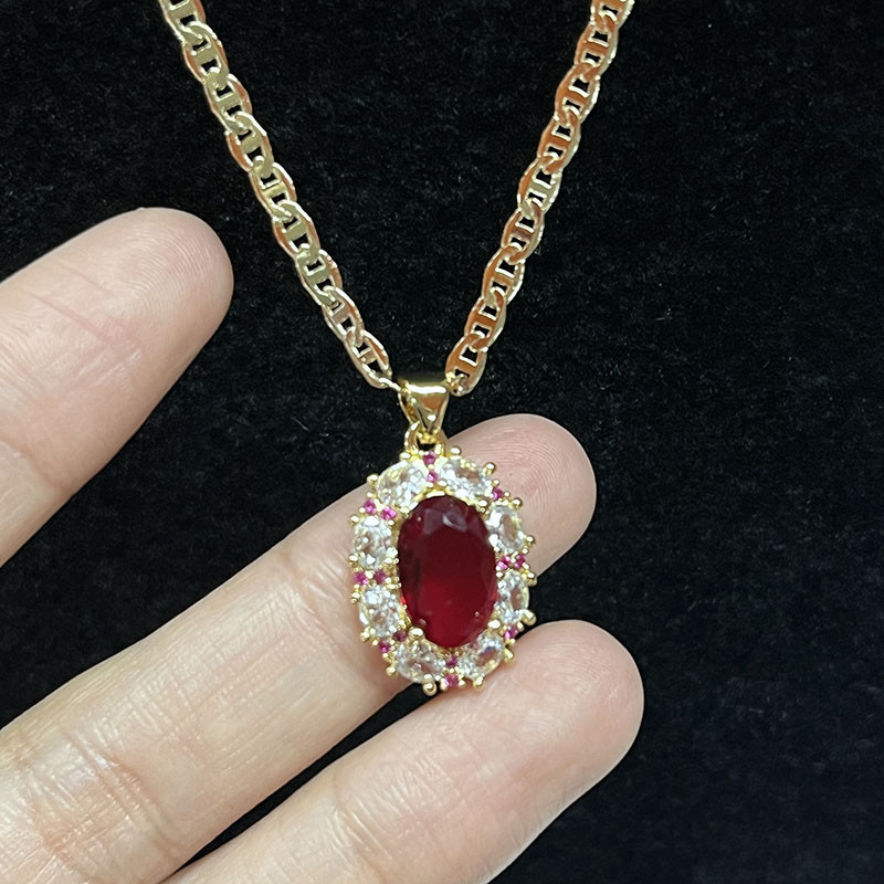 Collana di alone di Ruby Royal con diamante & Accenti di zaffiro rosa su una catena d'oro 14k