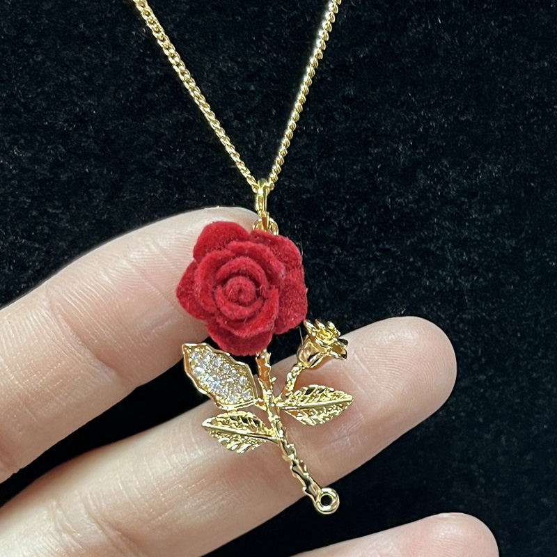 Oro romantico-Collana a sospensione rosa rosa rossa placcata con strass-Foglie abbellite ed eleganti design floreale per amore e bellezza