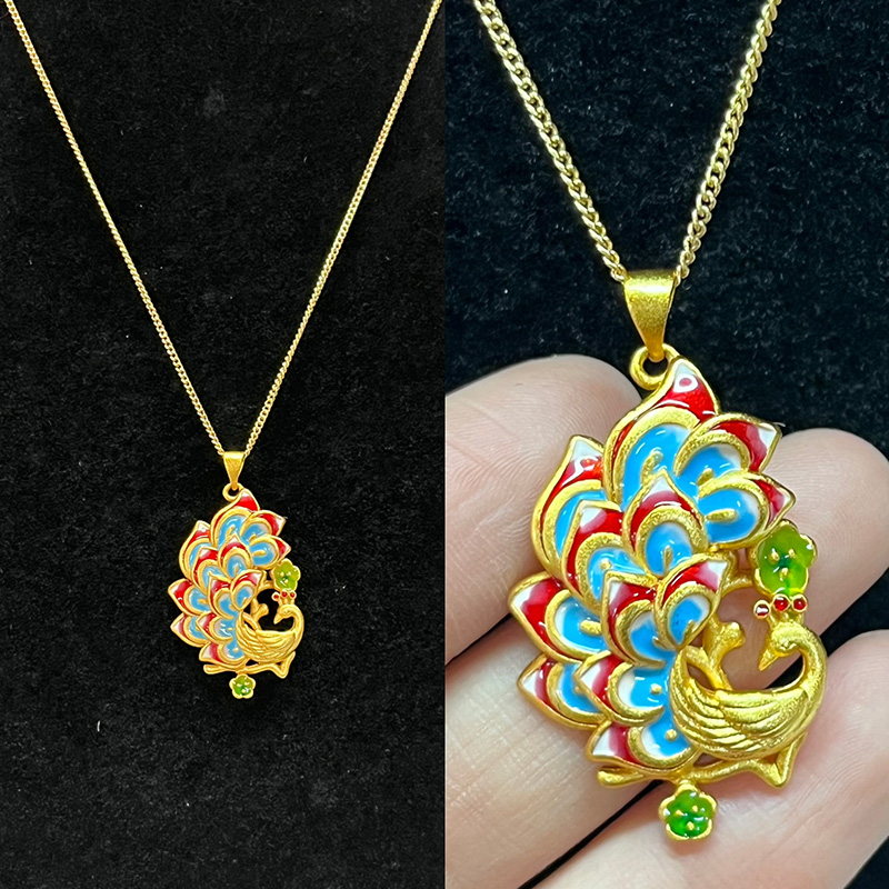 Collana a sospensione di pavone Cloisonné di lusso con placcatura dorata e arte dello smalto artigianale