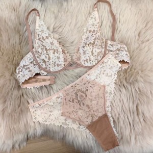Nuovo stile di lingerie francese fissata per le donne. Esso\\è un sexy e ultra-Reggiseno in pizzo sottile impostato in dimensioni più. Può far sembrare più piccoli grandi busti e prevenire il cedimento del prezzo di caduta:$139,99
