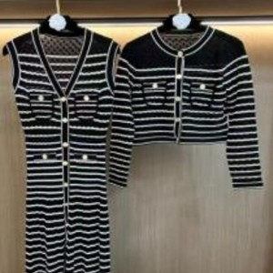 V-Set di abiti a strisce a maglia senza maniche al collo